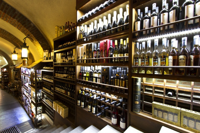 vente-CASTAGNIERS-min_world_street_travel_shop_canon_georgia_wine_bottles-429767